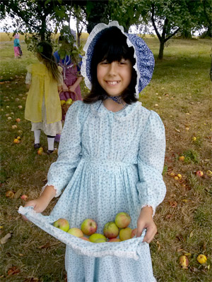 pioneer girl apron with apples singing creek center