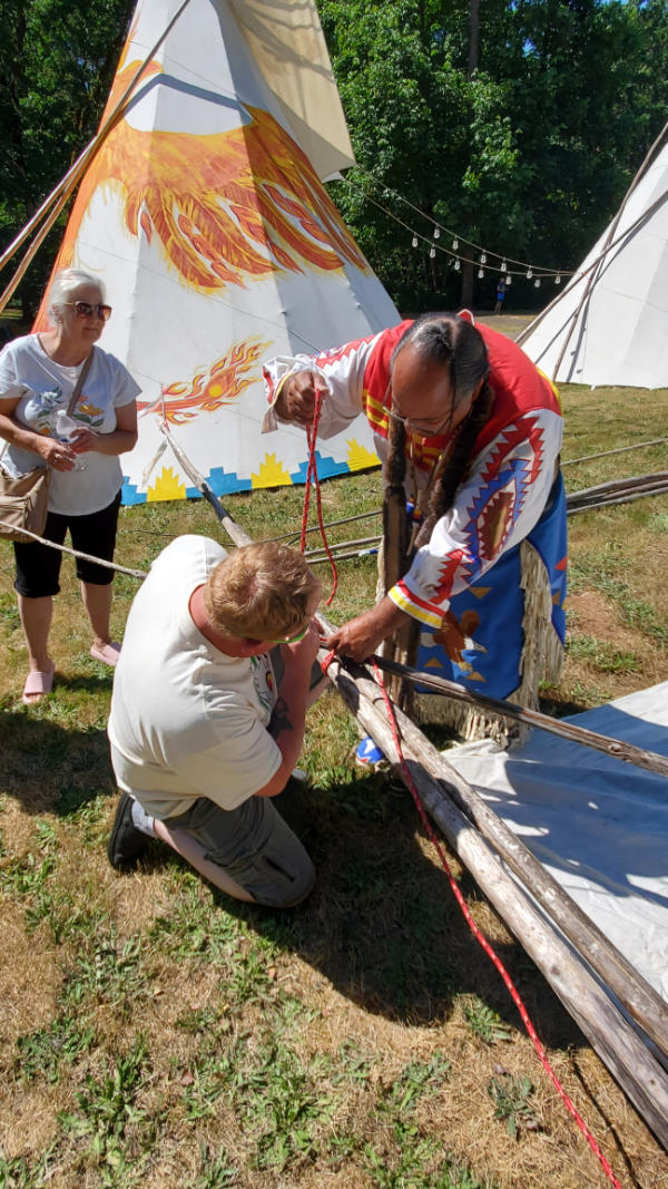 putting up tipi kalapuya