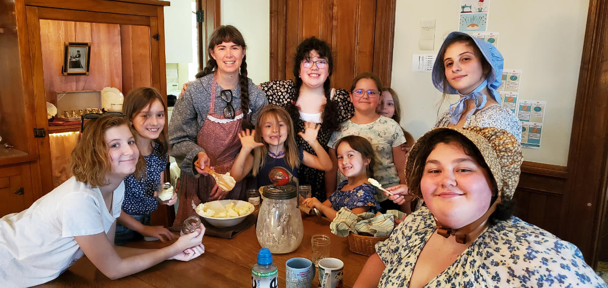 kids churning butter at the SMJ house in Eugene summer camp